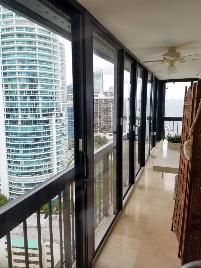 Puerta corrediza de vidrio resistente a huracanes en un hogar del sur de Florida