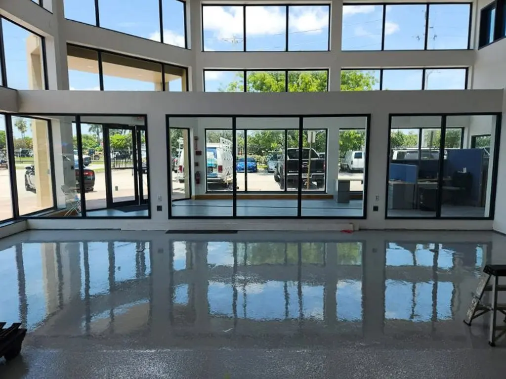 Grandes ventanas de impacto con vista a un patio tropical