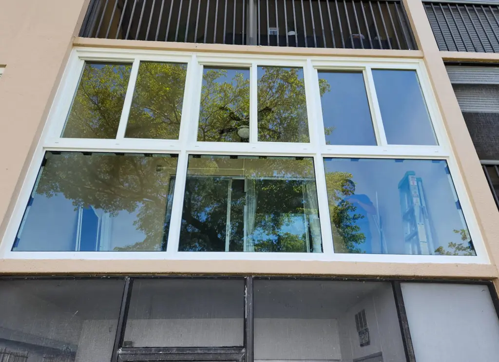 Reemplazo de ventanas de impacto en un edificio residencial de dos pisos