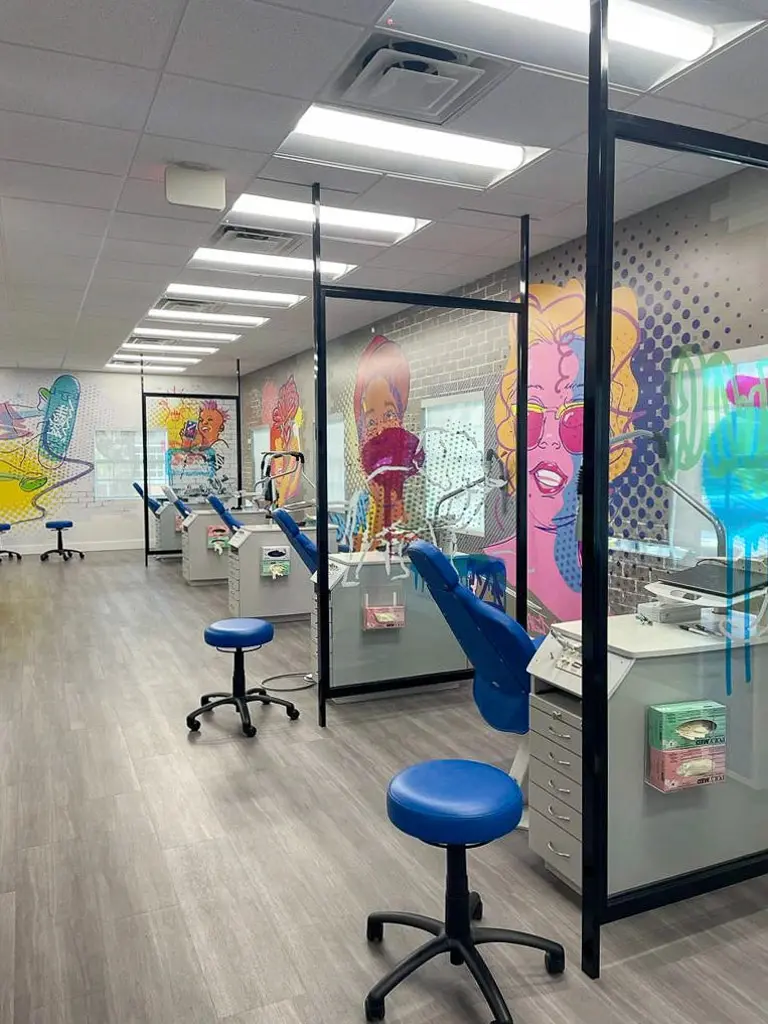 Instalación de barandas de vidrio en un balcón contemporáneo