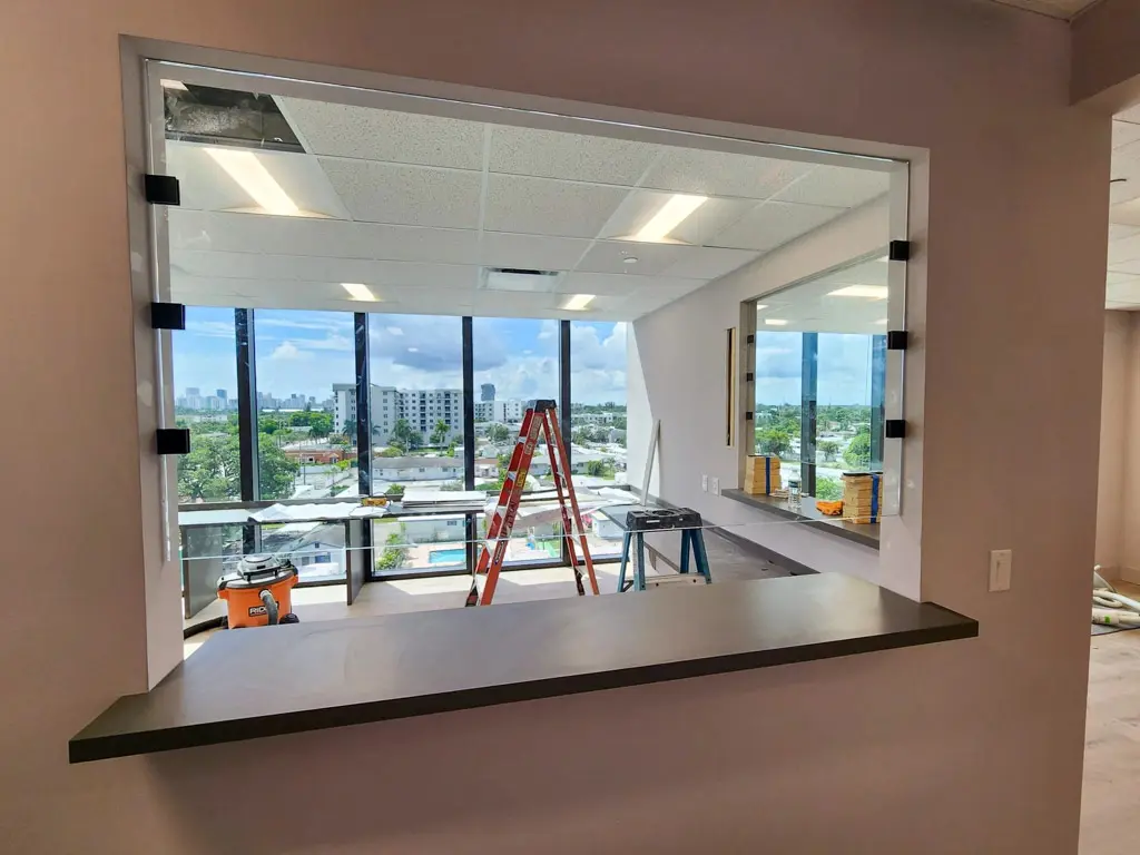 Puerta de garaje de impacto contra huracanes en una propiedad de Fort Lauderdale