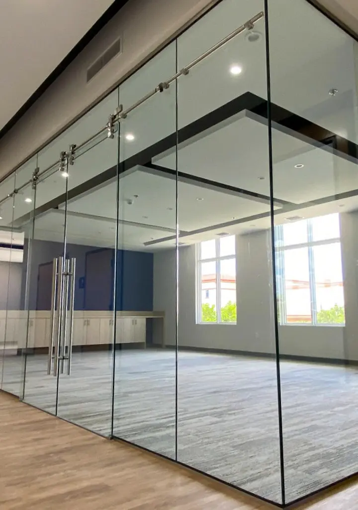 Puertas corredizas de impacto modernas que abren a un área de patio