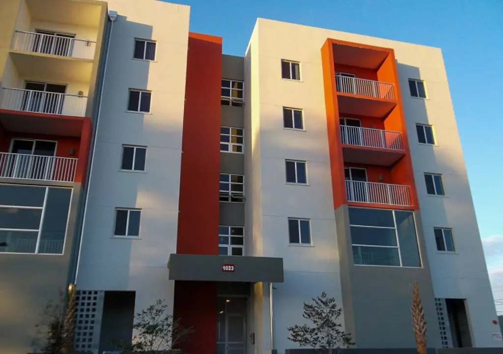 Ventanas de impacto comerciales para una oficina del Condado de Broward