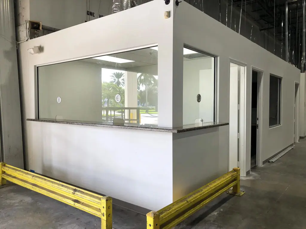 Ventanas de impacto tipo awning resistentes a huracanes en una cocina residencial