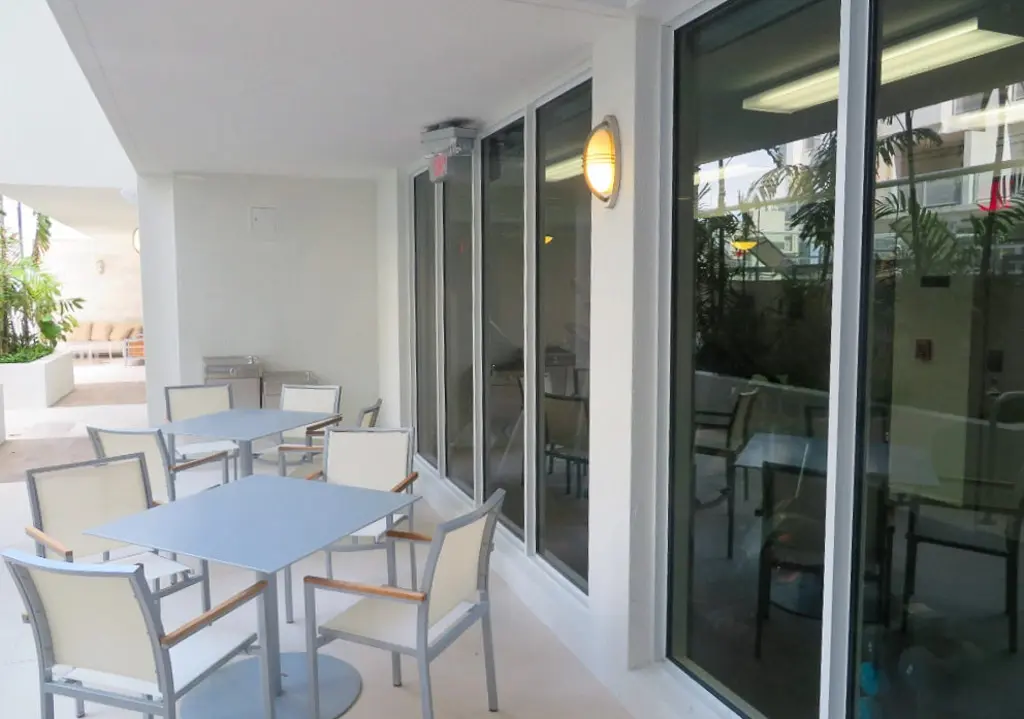 Proyecto de instalación de ventanas de impacto en condominio de múltiples unidades