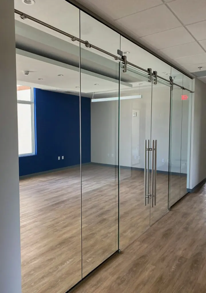 Ventanas fijas de impacto con formas geométricas en un hogar moderno