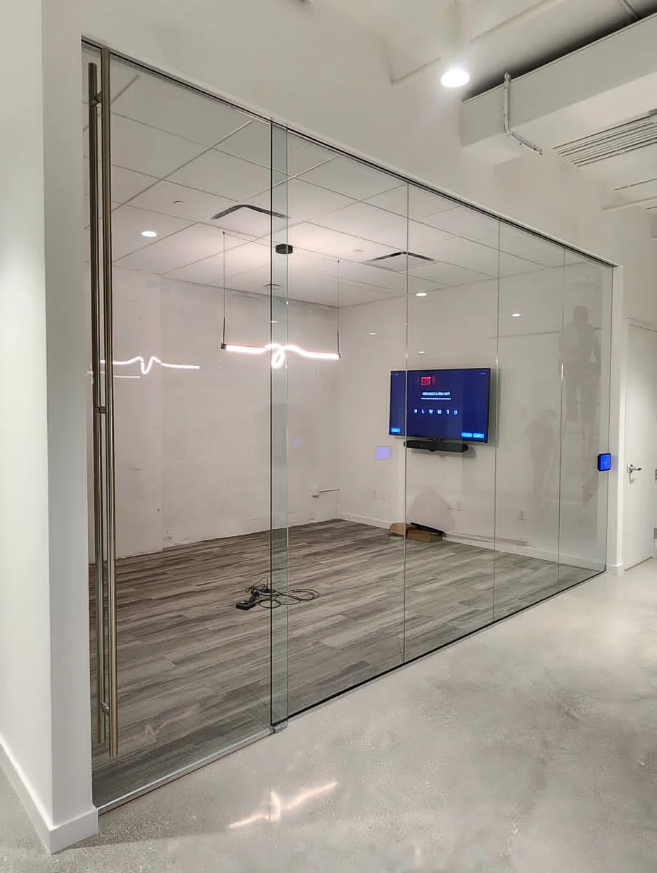 Instalación de puertas y ventanas de impacto en un proyecto de construcción nueva
